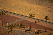 Blick von oben auf Strände und Promenade bei Sonnenaufgang, Durban, Provinz KwaZulu-Natal, Südafrika, Afrika