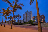 Blick auf Promenade und Hotels vom New Pier in der Abenddämmerung, Durban, Provinz KwaZulu-Natal, Südafrika, Afrika