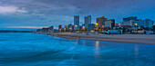 Blick auf Strände, Promenade und Hotels vom New Pier in der Abenddämmerung, Durban, Provinz KwaZulu-Natal, Südafrika, Afrika