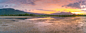 Blick auf den Jet Lake und den Ubombo Mountain vom Ghost Mountain Inn bei Sonnenaufgang, Mkuze, Provinz KwaZulu-Natal, Südafrika, Afrika