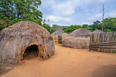 Blick auf das Mantenga Cultural Village, eine traditionelle Eswatini-Siedlung, Malkerns, Eswatini, Afrika