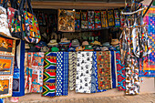 Blick auf bunte Souvenirs im Dorf Moremela an den Bourke's Luck Potholes, Blyde River Canyon Nature Reserve, Moremela, Provinz Mpumalanga, Südafrika, Afrika