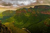 Blick auf den stimmungsvollen Himmel über den Three Rondavels im Blyde River Canyon, Provinz Mpumalanga, Südafrika, Afrika