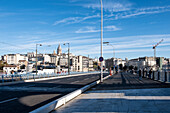 Stadtbild von der Galata-Brücke, die das Goldene Horn, einen Meeresarm, überspannt, mit der Neuen Moschee (Yeni Cami), einer osmanischen kaiserlichen Moschee und Wahrzeichen im Hintergrund, Istanbul, Türkei, Europa