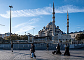 Blick auf die Neue Moschee (Yeni Cami), eine osmanische kaiserliche Moschee im Stadtteil Fatih und ein bedeutendes Wahrzeichen, das den Übergang vom alten historischen Stadtkern zum Stadtteil Beyoglu (Pera) markiert, Istanbul, Türkei, Europa