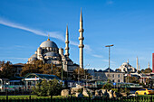 Blick auf die Neue Moschee (Yeni Cami), eine osmanische kaiserliche Moschee im Stadtteil Fatih, und ein bemerkenswertes Wahrzeichen, das den Übergang vom alten historischen Stadtkern zum Stadtteil Beyoglu (Pera) markiert, mit der Rustem-Pascha-Moschee in der Ferne, Istanbul, Türkei, Europa