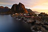 Langzeitbelichtung, um das warme Licht während eines herbstlichen Sonnenaufgangs im Fischerdorf Hamnoy einzufangen, Lofoten Inseln, Nordland, Norwegen, Skandinavien, Europa