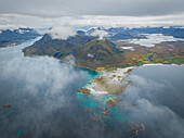 Luftaufnahme der Insel Gimsoya an einem Herbsttag, Lofoten-Inseln, Nordland, Norwegen, Skandinavien, Europa, mit einer Drohne aufgenommen