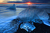 Breioamerkursandur (Diamantstrand) in der Nähe der Gletscherlagune Jokulsarlon, bei Sonnenaufgang (Morgendämmerung), Vatnajokull-Nationalpark, Südisland, Polarregionen