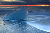 Breioamerkursandur (Diamantstrand) in der Nähe der Gletscherlagune Jokulsarlon, bei Sonnenaufgang (Morgendämmerung), Vatnajokull-Nationalpark, Südisland, Polarregionen