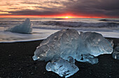 Breioamerkursandur (Diamantstrand) in der Nähe der Gletscherlagune Jokulsarlon, bei Sonnenaufgang (Morgendämmerung), Vatnajokull-Nationalpark, Südisland, Polarregionen