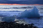 Breioamerkursandur (Diamantstrand) in der Nähe der Gletscherlagune Jokulsarlon, bei Sonnenaufgang (Morgendämmerung), Vatnajokull-Nationalpark, Südisland, Polarregionen