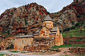 Das Noravank-Kloster und die roten Berge von Vayots Dzor, Armenien (Hayastan), Kaukasus, Zentralasien, Asien