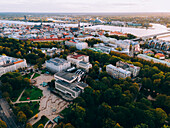 Drohnenansicht der Altstadt von Riga (Vecriga) bei Sonnenuntergang, Riga, Lettland, Europa