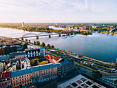 Drohnen-Sonnenaufgangsansicht der Eisenbahnbrücke in der Altstadt von Riga (Vecriga), Riga, Lettland, Europa