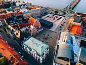 Drohnenansicht des Rathausplatzes und des Hauses der Schwarzen Köpfe, Altstadt von Riga (Vecriga), UNESCO-Welterbe, Riga, Lettland, Europa