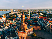 Drohnenansicht des Sonnenaufgangs der Kathedrale von Riga in der Altstadt von Riga (Vecriga), UNESCO-Weltkulturerbe, Riga, Lettland, Europa