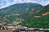 Hügelhäuser umgeben von grüner Vegetation in den Pyrenäen in der Hauptstadt, Andorra la Vella, Andorra, Europa