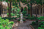 Jesus-Statue inmitten eines Gartens in der christlichen Kirche Basilika der Unbefleckten Empfängnis und Mariä Himmelfahrt (Basilica de la Purissima Concepcio), Barcelona, Katalonien, Spanien, Europa