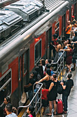 Fahrgäste bereiten sich auf das Einsteigen in einen Zug im Bahnhof Luz vor, Sao Paulo, Brasilien, Südamerika