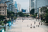 Hochperspektivische Ansicht von Menschen und Finanzgebäuden im Vale Do Anhangabau, Sao Paulo, Brasilien, Südamerika