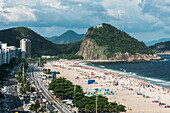 Hochperspektivische Ansicht der Avenida Atlantica in Copacabana, Rio de Janeiro, Brasilien, Südamerika