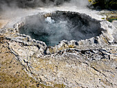 Natürlicher Pool mit kochendem Wasser, geothermisches Gebiet, Te Puia, Gisborne District, Nordinsel, Neuseeland, Pazifik