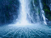 Wasserfall am Milford Sound, Fiordland National Park, Te Wahipounamu, UNESCO Weltkulturerbe, Südinsel, Neuseeland, Pazifik