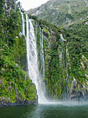 Wasserfall am Milford Sound, Fiordland National Park, Te Wahipounamu, UNESCO Weltkulturerbe, Südinsel, Neuseeland, Pazifik