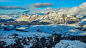 Felsige Gipfel und schneebedeckter Wald, Dolomiten, Italien, Europa