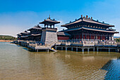 Neues Touristenzentrum in den Yungang-Grotten, alte buddhistische Tempelgrotten, UNESCO-Weltkulturerbe, Shanxi, China, Asien