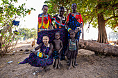 Hübsche Mundari-Mädchen in traditionellen Kleidern posieren mit ihren Kindern, Mundari-Stamm, Südsudan, Afrika