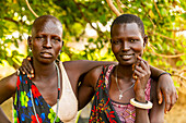 Hübsche Mundari-Frauen mit Narben im Gesicht, Mundari-Stamm, Südsudan, Afrika