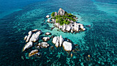 Luftaufnahme der Felsen vor der Insel Lengkuas, Insel Belitung vor der Küste von Sumatra, Indonesien, Südostasien, Asien