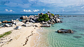 Luftaufnahme von Lengkuas (Old Indie Lighthouse Island), Insel Belitung vor der Küste von Sumatra, Indonesien, Südostasien, Asien