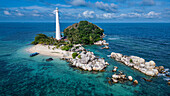 Luftaufnahme des Old Indie Leuchtturms, Lengkuas Insel, Belitung Insel vor der Küste von Sumatra, Indonesien, Südostasien, Asien