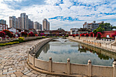 Kleiner Teich im historischen Zentrum von Zhangzhou, Fujian, China, Asien