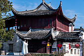 Frau posiert vor einem alten Haus, Historisches Dorf Xidi, UNESCO-Weltkulturerbe, Anhui, China, Asien