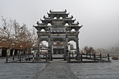 Eingangstor zum historischen Dorf Xidi, UNESCO-Welterbestätte, Xidi, Anhui, China, Asien