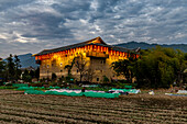 Hegui-Platz-Gebäude, UNESCO-Welterbe, Fujian Tulou-Bauernhaus der Hakka, Yunshuiyao Ancient Town, Fujian, China, Asien