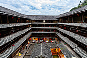 Hegui-Platz-Gebäude, UNESCO-Welterbe, Fujian Tulou-Bauernhaus der Hakka, Yunshuiyao Ancient Town, Fujian, China, Asien