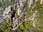 Luftaufnahme des taoistischen Bergs Sanqing, UNESCO-Weltkulturerbe, Jiangxi, China, Asien