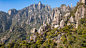 Luftaufnahme des taoistischen Bergs Sanqing, UNESCO-Weltkulturerbe, Jiangxi, China, Asien