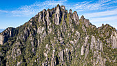 Luftaufnahme des taoistischen Bergs Sanqing, UNESCO-Weltkulturerbe, Jiangxi, China, Asien