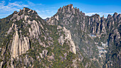 Luftaufnahme des taoistischen Bergs Sanqing, UNESCO-Weltkulturerbe, Jiangxi, China, Asien