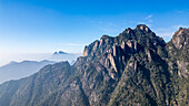 Luftaufnahme des taoistischen Bergs Sanqing, UNESCO-Weltkulturerbe, Jiangxi, China, Asien