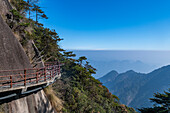 In den Granit gehauener Weg, Der taoistische Sanqing-Berg, UNESCO-Weltkulturerbe, Jiangxi, China, Asien