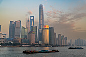 Pudong vom Bund aus gesehen, Hafenviertel, Zentrum von Shanghai bei Sonnenuntergang, Shanghai, China, Asien