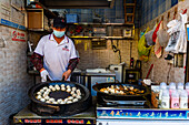 Man cooking local Fujian food, Quanzhou, Fujian, China, Asia