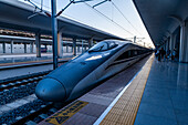 Hochgeschwindigkeitszug im riesigen Bahnhof von Quanzhou, Fujian, China, Asien